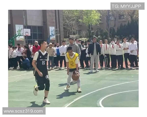 打篮球的帅气瞬间展现青春活力与运动魅力的完美结合